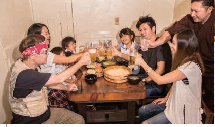 食卓を囲む雑賀家族
